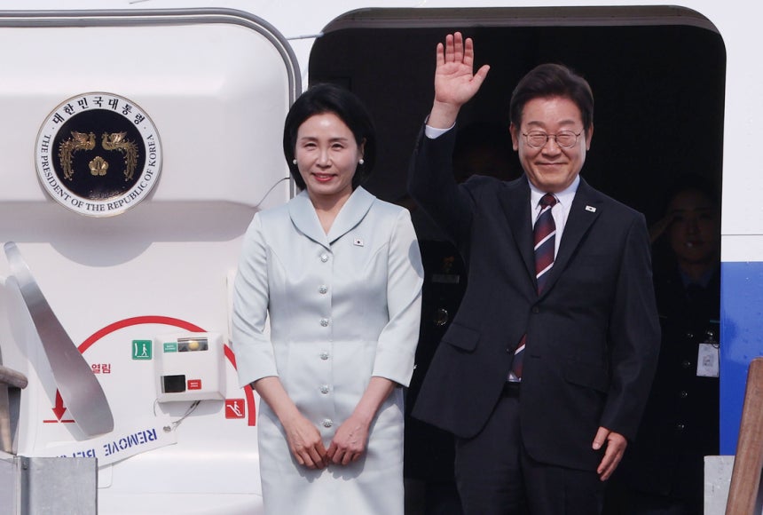 이재명 대통령과 부인 김혜경 여사가 캐나다 앨버타주 카나나스키스에서 열리는 주요 7개국(G7) 정상회의 참석을 위해 지난달 16일 경기 성남시 서울공항에서 공군 1호기에 탑승 전 인사하고 있다. 김창길 기자