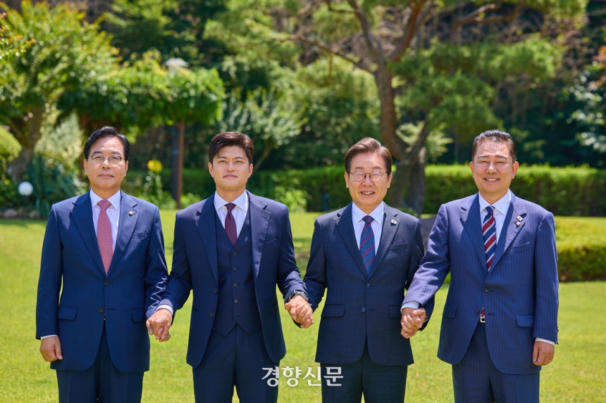 이재명 대통령이 지난달 22일 서울 한남동 대통령 관저에서 여야 지도부와 오찬에 앞서 기념촬영하고 있다. 왼쪽부터 당시 국민의힘 송언석 원내대표, 김용태 비상대책위원장, 이 대통령, 김병기 더불어민주당 당대표 직무대