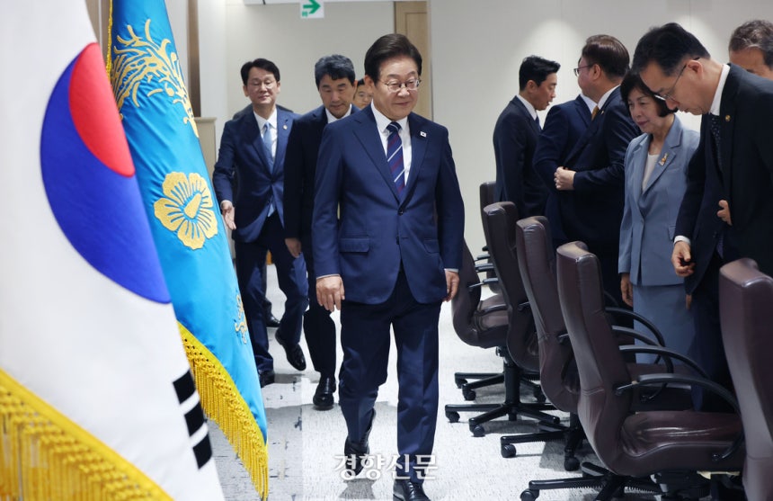 이재명 대통령이 지난 1일 용산 대통령실 청사에서 열린 국무회의에 입장하고 있다. 김창길 기자