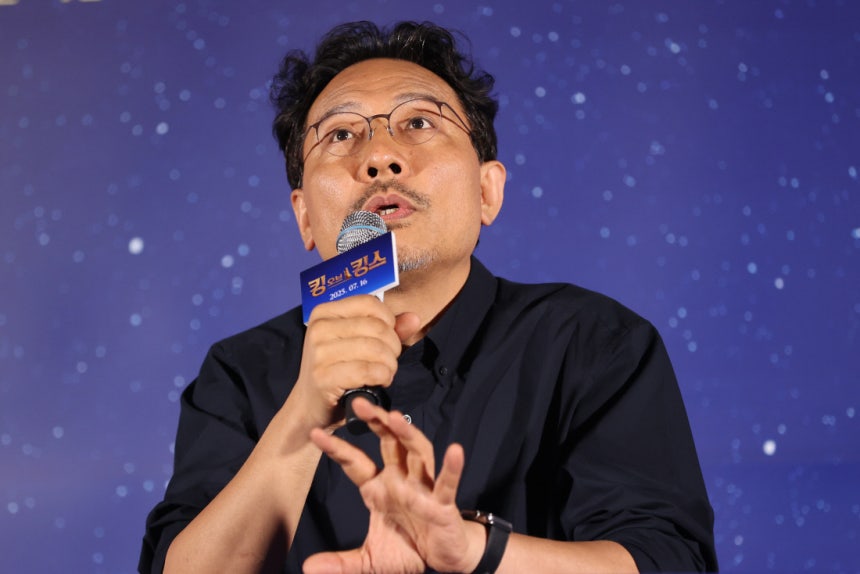 애니메이션 &lt;킹 오브 킹스&gt;의 장성호 감독이 2일 서울 용산구 CGV용산아이파크몰에서 열린 언론시사회·기자간담회에서 인사말을 하고 있다. 연합뉴스
