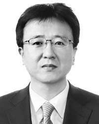 [오관철 칼럼] AI 3강, 제3의 길을 찾아야