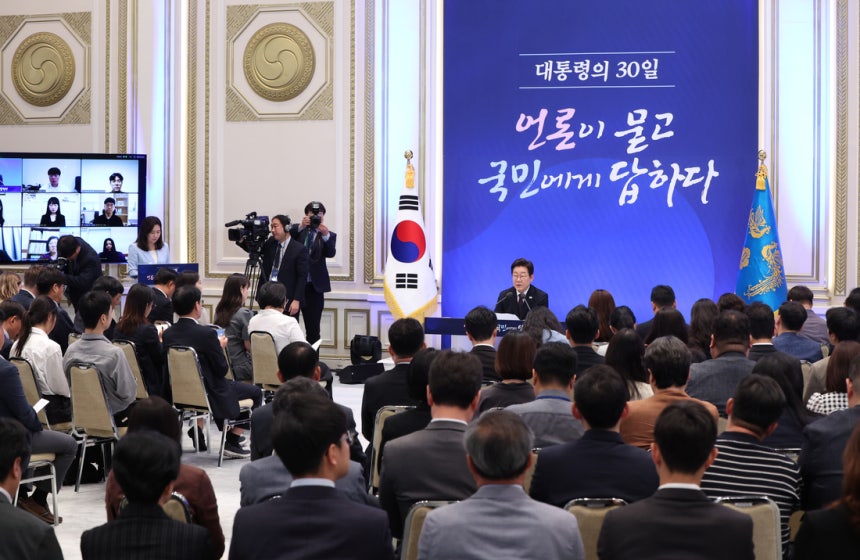 이재명 대통령이 3일 청와대 영빈관에서 열린 취임 첫 공식 기자회견 ‘대통령의 30일, 언론이 묻고 국민에게 답하다’에 참석해 발언하고 있다. 김창길 기자