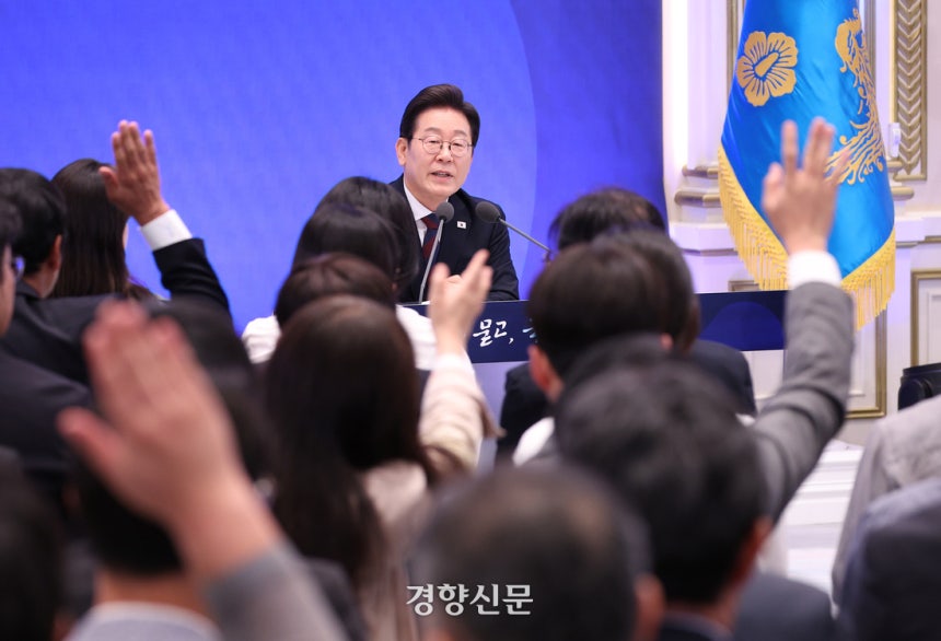 이재명 대통령이 3일 서울 종로구 청와대 영빈관에서 열린 취임 첫 공식 기자회견 ‘대통령의 30일, 언론이 묻고 국민에게 답하다’에 참석해 기자들의 질문을 받고 있다. 김창길 기자