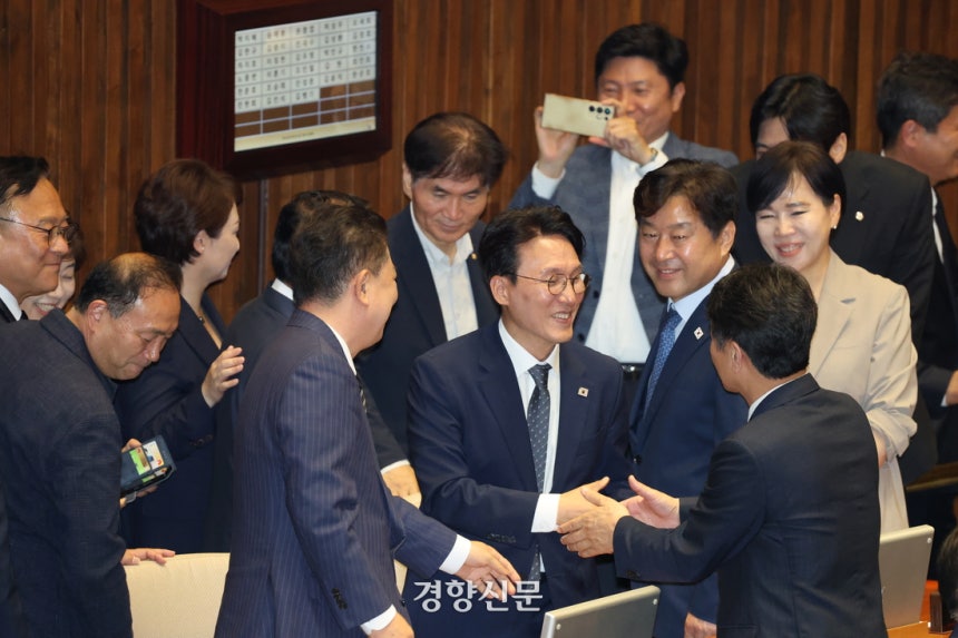 김민석 국무총리 후보자가 3일 국회 본회의에서 임명동의안이 통과되자 의원들의 축하인사를 받고 있다. 박민규 선임기자