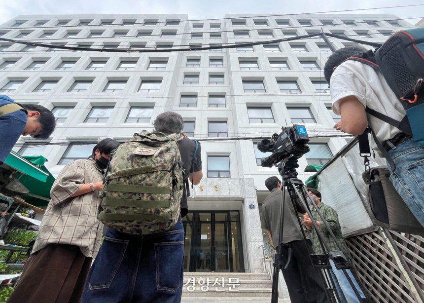 김건희 특검이 삼부토건 등 10여 곳에 대한 압수수색을 하며 첫 강제수사에 나선 3일 서울 중구 삼부토건이 입주한 건물 앞에 취재진이 몰려 있다. 성동훈 기자