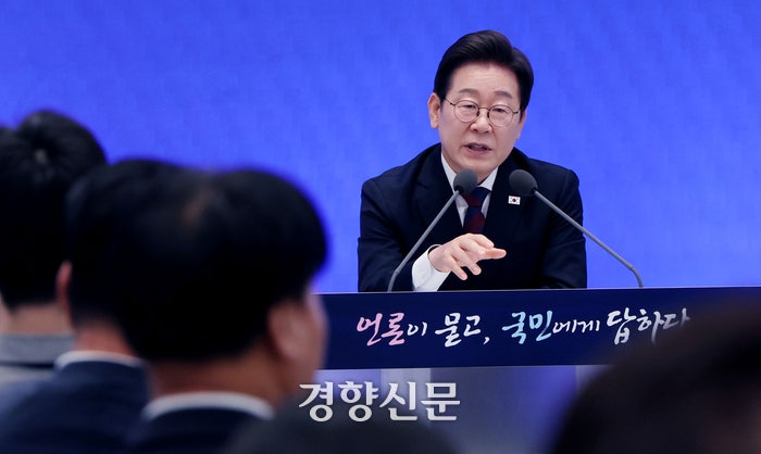 이재명 대통령이 3일 서울 종로구 청와대 영빈관에서 열린 취임 첫 공식 기자회견 ‘대통령의 30일, 언론이 묻고 국민에게 답하다’에 참석해 기자들의 질문에 답하고 있다. 김창길 기자