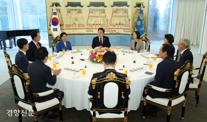 이재명 대통령이 3일 오후 서울 한남동 대통령 관저에서 비교섭단체 5당 지도부와 오찬을 함께하고 있다. 대통령실사진기자단