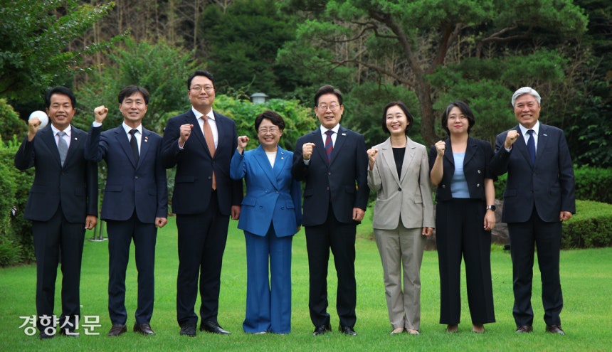 이재명 대통령이 3일 서울 한남동 대통령 관저에서 비교섭단체 5당 지도부와의 오찬 전 기념사진을 촬영하고 있다. 왼쪽부터 윤종오 진보당 원내대표, 한창민 사회민주당 대표, 천하람 개혁신당 대표 권한대행, 김선민 조국