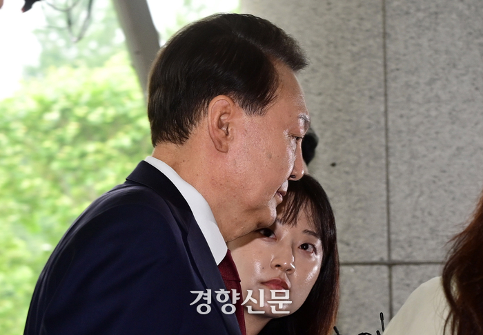 윤석열 전 대통령이 지난달 28일 대면 조사를 받기 위해 서울 서초구 서울고검에 마련된 내란특검 사무실로 출석하고 있다. 정효진 기자