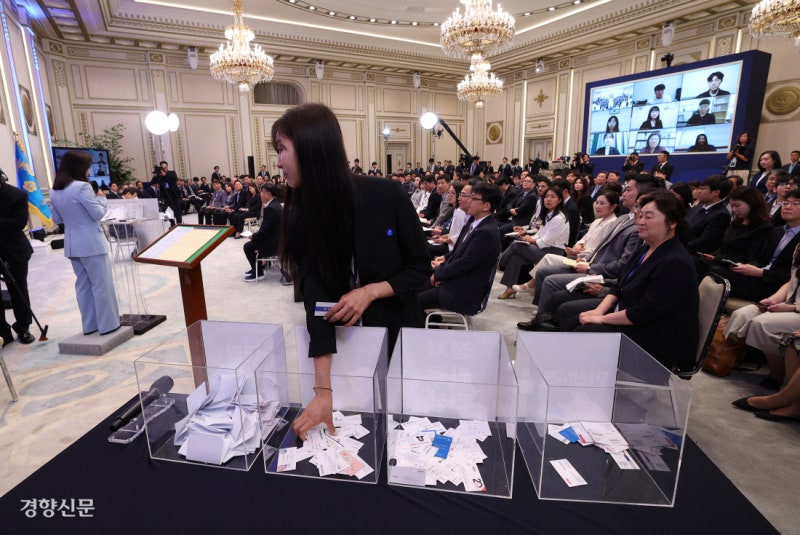 연단 없애고 기자 명함 뽑아 질문…‘풀뿌리 언론’ 화상 참석도