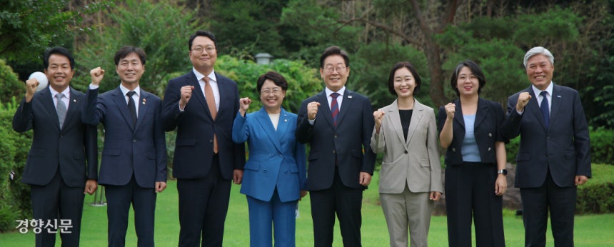 이재명 대통령이 3일 한남동 관저에서 비교섭단체 5당 지도부와의 오찬 회동에 앞서 기념촬영을 하고 있다. 왼쪽부터 윤종오 진보당 원내대표, 한창민 사회민주당 대표, 천하람 개혁신당 대표 권한대행, 김선민 조국혁신당 
