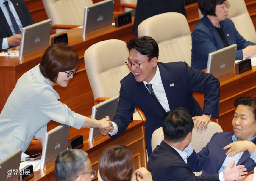 김민석 신임 국무총리가 3일 국회 본회의에서 임명동의안 통과 후 동료 의원들의 축하를 받고 있다. 박민규 선임기자