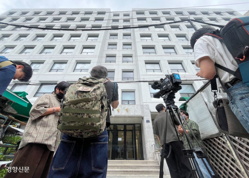 민중기 특별검사팀이 삼부토건 등에 대한 압수수색을 실시한 3일 서울 중구에 위치한 삼부토건 본사 건물 앞에 취재진이 모여 있다. 성동훈 기자