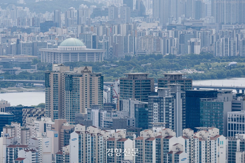 남산에서 바라 본 서울 마포 일대 아파트 단지 모습. 문재원 기자