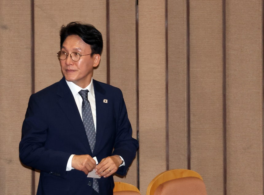 김민석 국무총리 후보자가 3일 국회 본회의에서 자신에 대한 임명동의안 투표를 위해 이동하고 있다. 연합뉴스