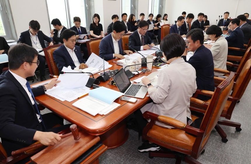 지난 2일 국회 예산결산특별위원회의 2025년도 제2회 추가경정예산안 등 조정소위원회에서 더불어민주당 소속 한병도 위원장이 의사봉을 두드리고 있다. 연합뉴스