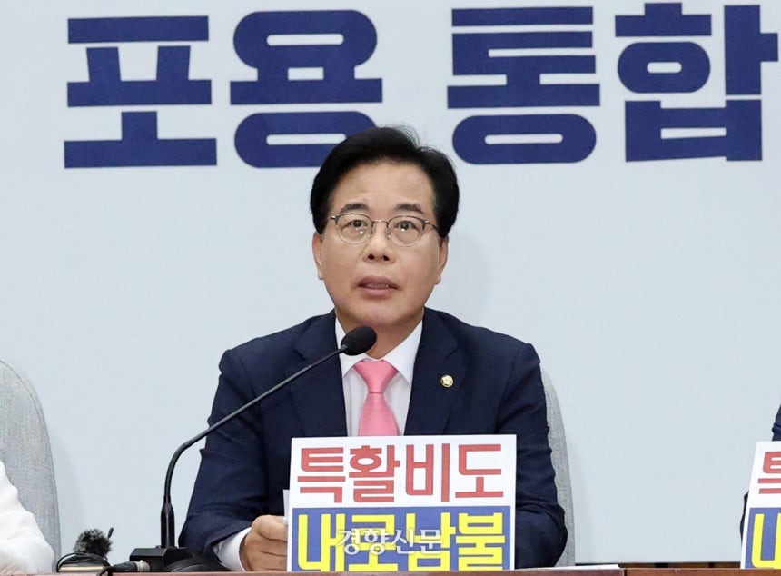 송언석 국민의힘 비상대책위원장 겸 원내대표가 4일 국회에서 열린 원내대책회의에서 발언하고 있다. 박민규 선임기자