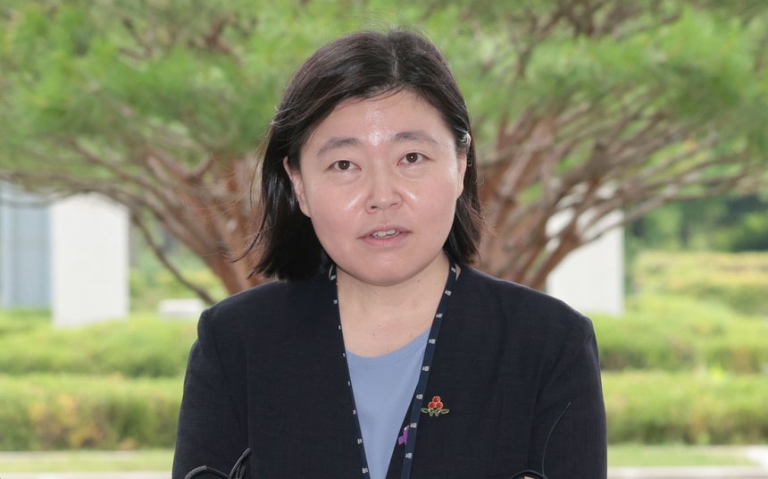 임은정 신임 서울동부지검장이 4일 서울 송파구 서울동부지방검찰청으로 첫 출근하며 취재진 질문에 답하고 있다. 연합뉴스