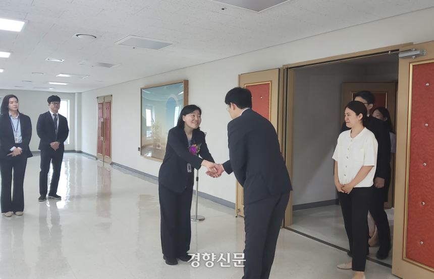 임은정 신임 동부지검장이 4일 서울 송파구 서울동부지검에서 취임식을 마치고 직원들과 악수하고 있다. 김태욱 기자