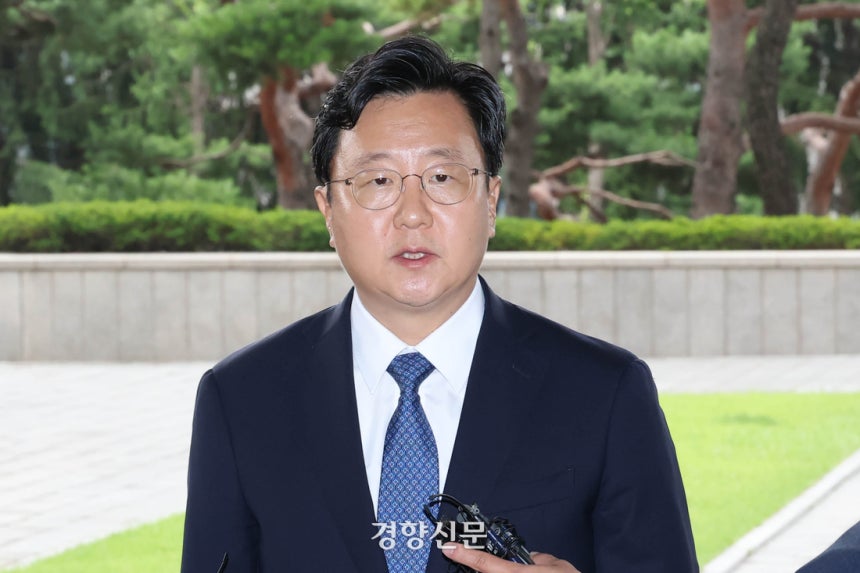 정진우 신임 중앙지검장이 4일 서울 서초구 서울중앙지검에 출근하며 취재진들 질문에 답하고 있다. 성동훈 기자