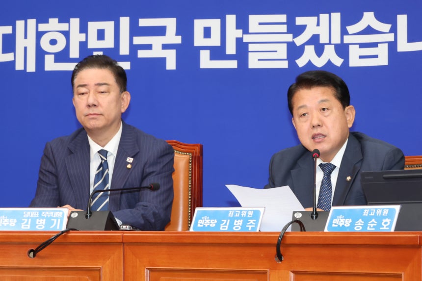 김병주 더불어민주당 최고위원(오른쪽)이 지난달 18일 국회에서 열린 당 최고위원회의에서 발언하고 있다. 연합뉴스