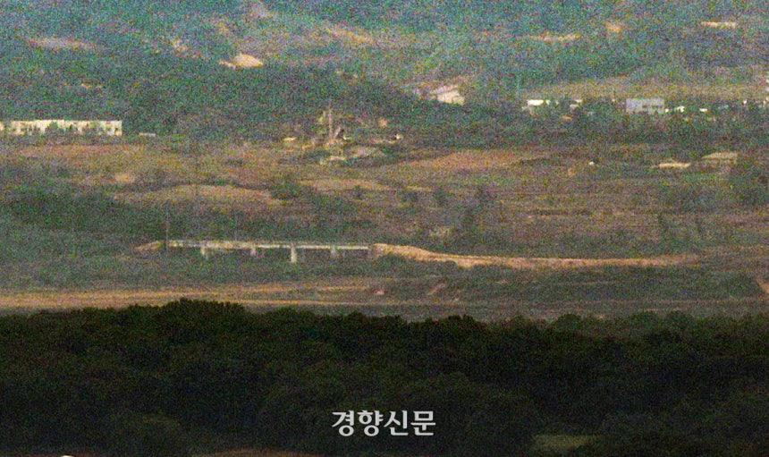 경기도 파주시 접경지역에서 바라본 서부전선 비무장지대(DMZ) 북측 지역. 김창길기자