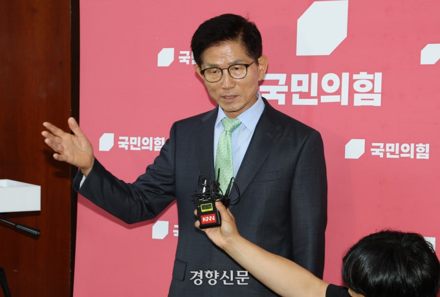 국민의힘 대선 후보였던 김문수 전 고용노동부 장관이 4일 송언석 국민의힘 비상대책위원장 겸  원내대표를 방문하고 나와 기자들 질문에 답하고 있다. 박민규 선임기자