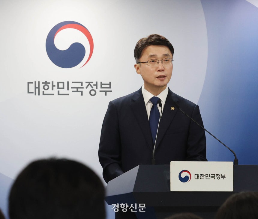류제명 과기정통부 제2차관이 4일 정부서울청사에서 SK텔레콤 침해 사고 최종 조사결과를 발표하고 있다. 정효진 기자