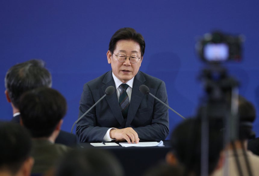 이재명 대통령이 4일 대전 유성구 대전컨벤션센터에서 열린 국민소통 행보, 충청의 마음을 듣다 ‘충청의 꿈 다시 키우다’에서 모두발언을 하고 있다. 대통령실사진기자단