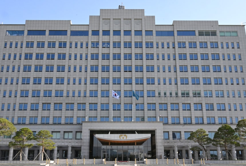 이재명 대통령 임기 첫날인 지난달 4일 용산 대통령실 청사에 봉황기가 게양되고 있다. 대통령실사진기자단