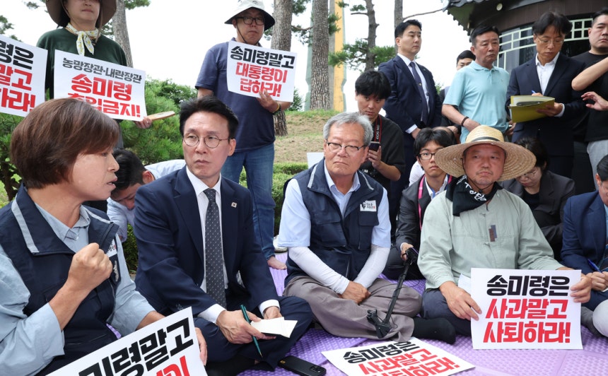 김민석 국무총리가 4일 용산 대통령실 앞에서 항의 집회 중인 농민단체와 면담하고 있다. 연합뉴스