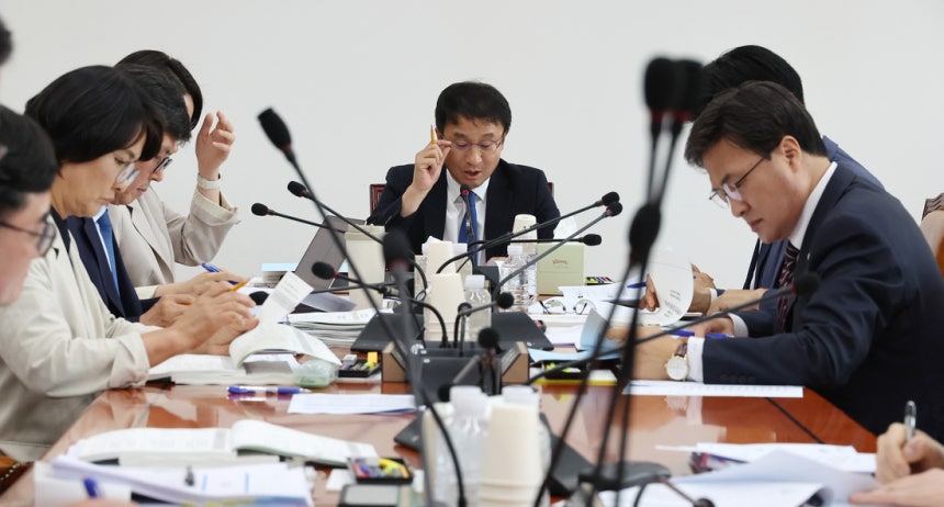 한병도 국회 예산결산특별위원장이 지난 2일 예결위 예산조정소위원회에서 발언하고 있다. 연합뉴스