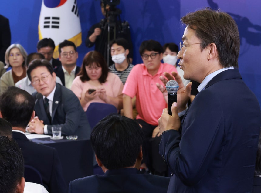 이재명 대통령이 4일 대전컨벤션센터에서 타운홀 미팅 형식으로 진행한 ‘국민소통 행보 2탄, 충청의 마음을 듣다’ 간담회에서 권대영 금융위원회 사무처장이 발언하고 있다. 연합뉴스