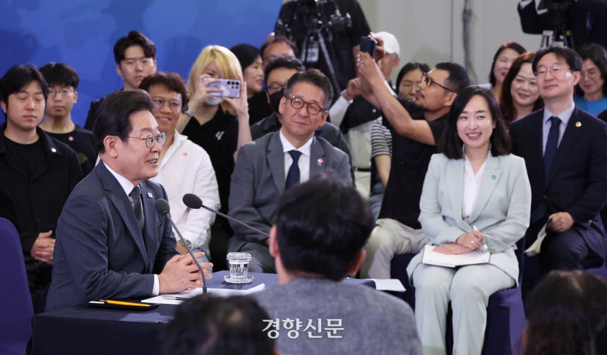이재명 대통령이 4일 대전 유성구 대전컨벤션센터에서 열린 국민소통 행보, 충청의 마음을 듣다 ‘충청의 꿈 다시 키우다’에서 과학기술 정책 발전방향에 대해 참석자들과 토론을 하고 있다. 대통령실사진기자단