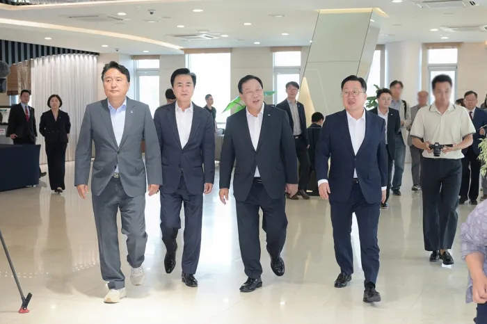 충청권 4개 시도 단체장이 지난달 19일 세종에 있는 한 호텔에서 만나 얘기를 나누고 있다. 세종시 제공