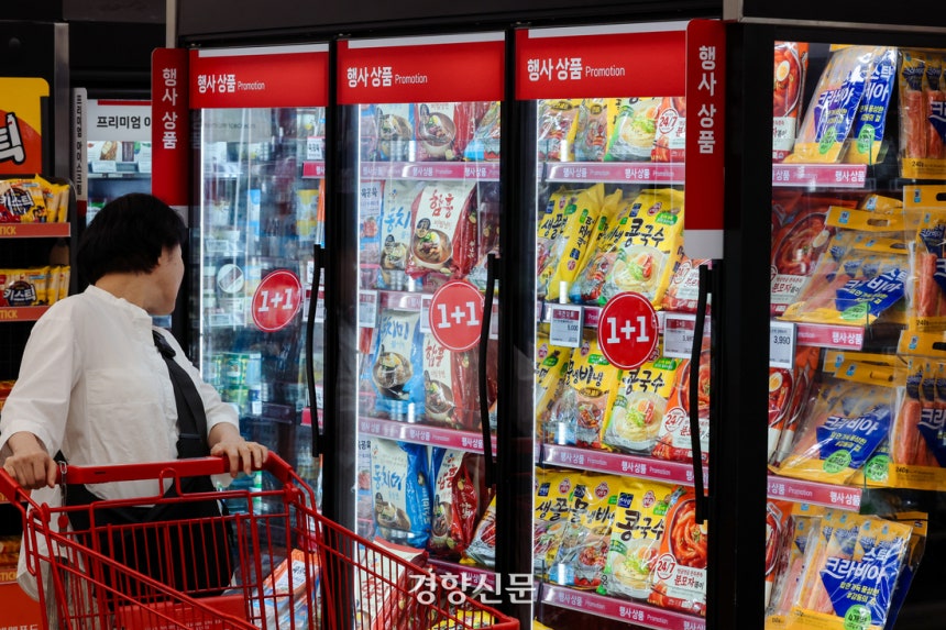 통계청이 ‘6월 소비자물가동향’을 발표한 2일 서울 시내의 한 대형마트를 찾은 사람들이 물건을 고르고 있다. 통계청은 빌표에서 가공식품 물가가 지난해 같은 달보다 4.6% 올랐다고 발표했다. 2025.7.2 이준헌 