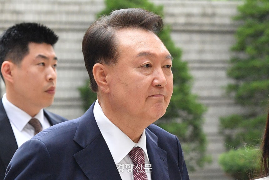 윤석열 전 대통령이 3일 서울 서초구 서울중앙지방법원에서 열린 내란 우두머리 혐의·직권남용 권리행사 방해 혐의 사건 9차 공판에 출석하고 있다. 사진공동취재단