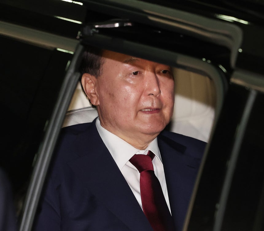 &lt;잠시 귀가&gt; 지난 28일 내란 특검팀에 출석해 조사를 받은 윤석열 전 대통령이 20일 새벽 특검팀이 입주한 서울 서초구 서울고검 청사에서 나와 차량에 탑승해 있다. 연합뉴스