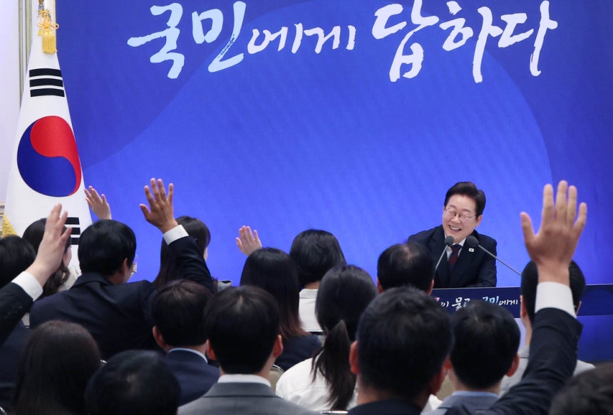 &lt;뜨거운 &lsquo;질문&rsquo; 열기&gt; 이재명 대통령이 3일 청와대 영빈관에서 열린 첫 공식 기자회견 ‘대통령의 30일, 언론이 묻고 국민에게 답하다’에 참석한 기자들의 질문을 받고 있다. 질의응답