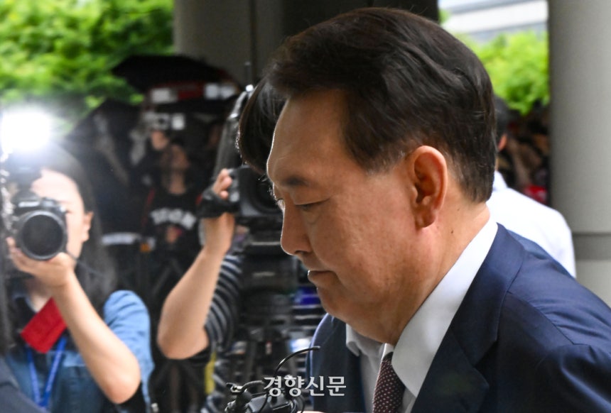 윤석열 전 대통령이 3일 서울 서초구 서울중앙지방법원에서 열린 우두머리 혐의·직권남용 권리행사 방해 혐의 사건 9차 공판에 출석하고 있다. 사진공동취재단