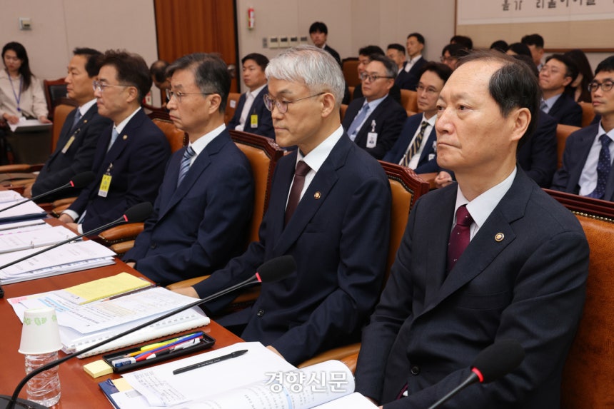 이완규 당시 법제처장(맨 오른쪽)이  지난 1일 국회 법제사법위원회 전체회의에 참석해 있다. 박민규 선임기자