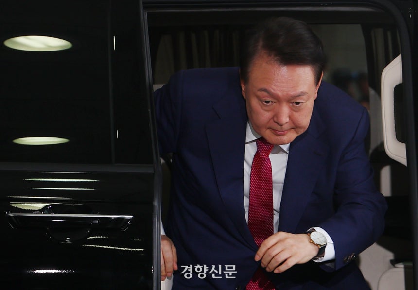 윤석열 전 대통령이 5일 내란 특검의 2차 조사를 받기 위해 조은석 특별검사팀 사무실이 있는 서울 서초구 서울고검에 출석하고 있다.