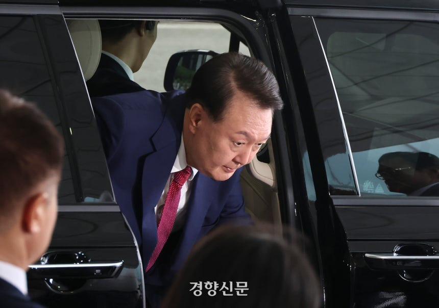 윤석열 전 대통령이 5일 오전 서초구 서울고등검찰청에 마련된 내란특검에서 2차 대면조사를 받기 위해 출석하고 있다.  문재원 기자
