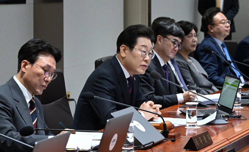 이재명 대통령(왼쪽 두번째)이 5일 서울 용산 대통령실청사에서 열린 제29회 국무회의에서 발언하고 있다. 대통령실사진기자단