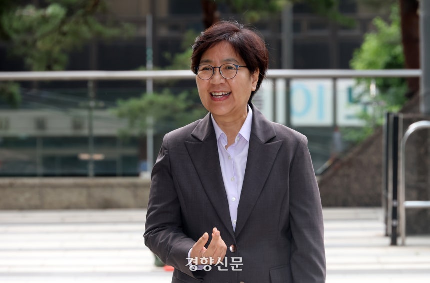 정은경 보건복지부 장관 후보자가 지난달 30일 서울 중구 남대문로에 마련된 인사청문회 준비 사무실로 출근하고 있다. 권도현 기자