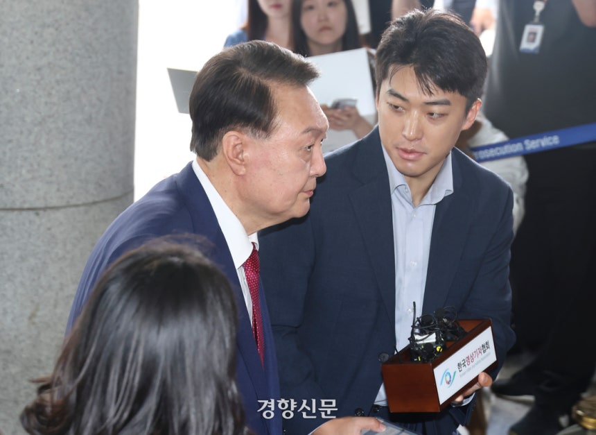 윤석열 전 대통령이 5일 오전 서초구 서울고등검찰청에 마련된 내란특검에서 2차 대면조사를 받기 위해 출석하고 있다.  문재원 기자