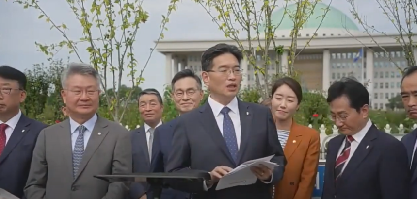 강선우 여성가족부 후보자가 2023년 9월 서울 여의도 국회의사당 앞에서 열린 대한예수교장로회총회 108회기 총회 임원회 시무식 기념촬영에 참여했다. 유튜브 마하나임뉴스 갈무리
