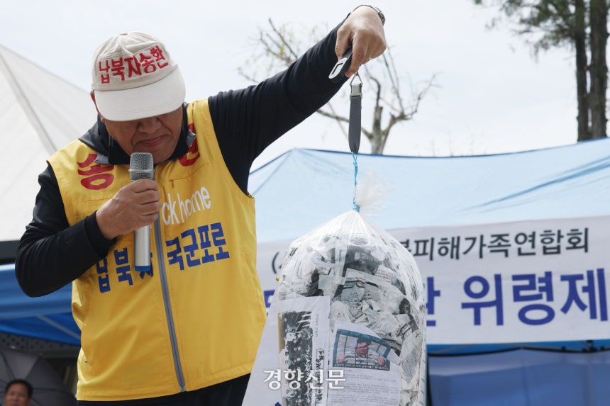 납북자가족모임 대표 최성룡씨가 23일 경기 파주 임진각 앞에서 대북전단 살포를 시도하기 전 무게를 확인하고 있다. 2025.04.23 한수빈 기자