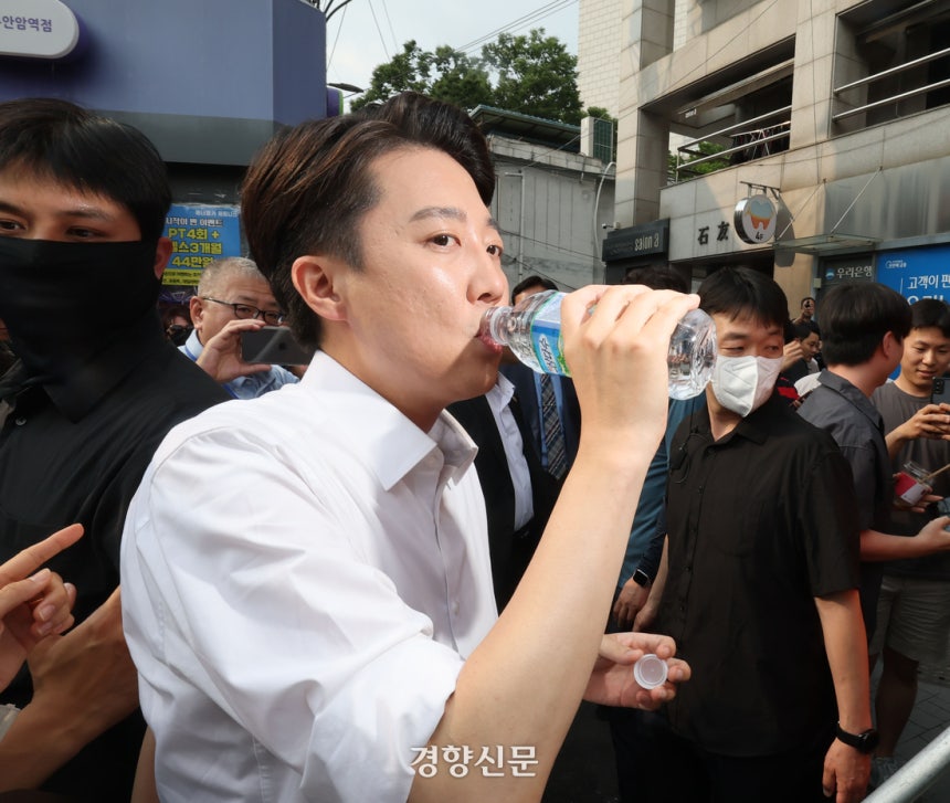 이준석 개혁신당 당시 대선 후보가 지난 5월 29일 서울 성북구 고려대학교 인근에서 열린 유세에서 물을 마시고 있다. 성동훈 기자