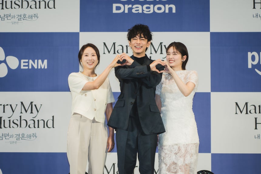 지난달 26일 신도림 라마다호텔에서 열린 일본판 &lt;내 남편과 결혼해줘&gt; 제작발표회에서 배우와 감독이 포즈를 취하고 있다. 왼쪽부터 손자영 책임프로듀서, 배우 사토 타케루, 배우 고시바 후우카. CJ ENM